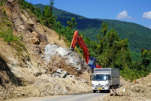 Khắc phục các điểm sạt lở trên đường đèo nối miền núi Khánh Hòa