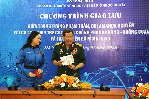 Cuộc gặp mặt giao lưu giữa Trung tướng Phạm Tuân và nữ phi hành gia Amanda Nguyễn