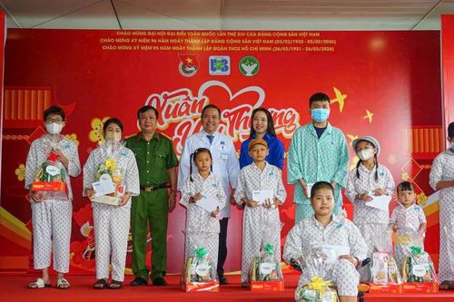 Mang 'Xuân yêu thương' đến bệnh nhi khó khăn