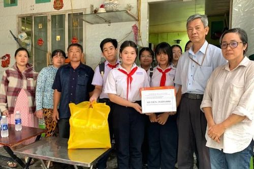 Trao hỗ trợ cho gia đình học sinh bị hỏa hoạn ở An Giang