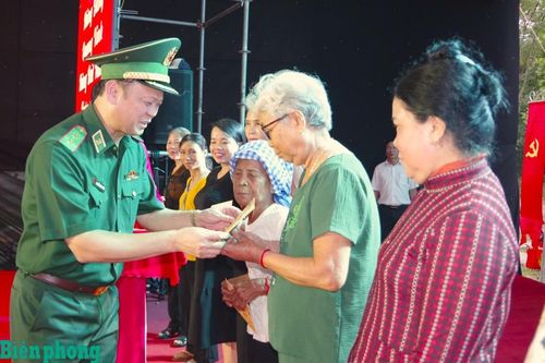 Nguồn động viên to lớn đối với quân và dân nơi biên giới trước thềm Xuân mới