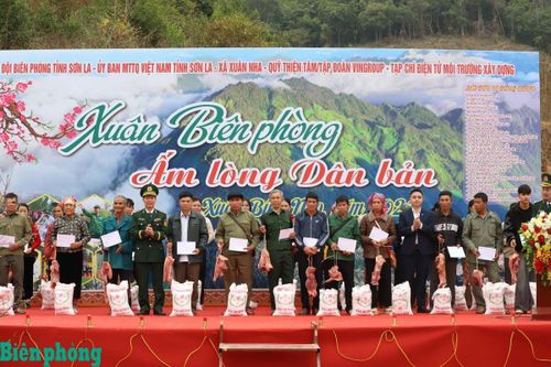Tết sớm rộn ràng nơi biên giới Xuân Nha
