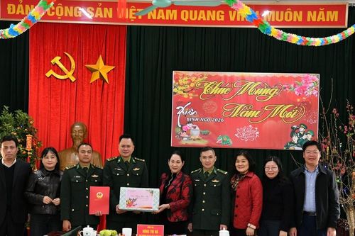 Thứ trưởng Bộ Dân tộc và Tôn giáo Nông Thị Hà thăm, chúc Tết cán bộ, chiến sĩ biên phòng tỉnh Cao Bằng