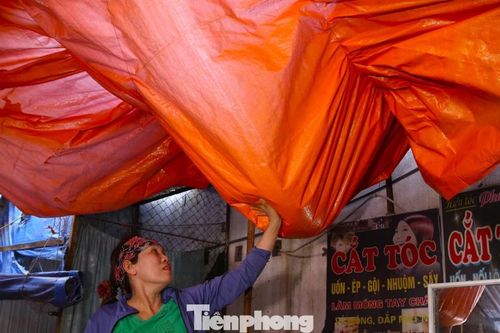 Nhiều chợ ở Nghệ An xuống cấp, tiểu thương 'vá víu' mưu sinh