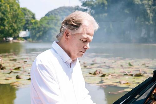 Đưa đàn piano hàng trăm nghìn USD về Ninh Bình