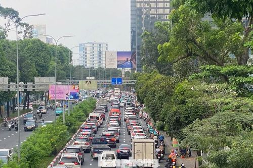 Giáp Tết, giao thông trung tâm TPHCM và cửa ngõ sân bay ùn ứ từ sáng đến chiều