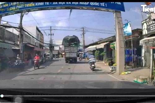 Đang trên đường bị bao hàng rơi từ xe tải đè trúng người