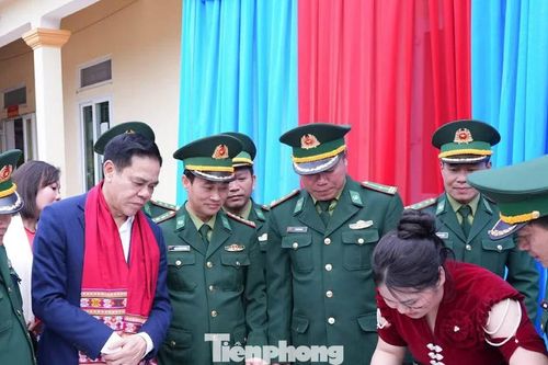 'Xuân Biên phòng ấm lòng dân bản' lan tỏa hơi ấm Tết nơi phên dậu Tổ quốc
