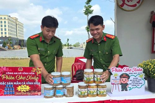 Công an An Giang trổ tài gói bánh chưng, trang trí gian hàng đón Tết