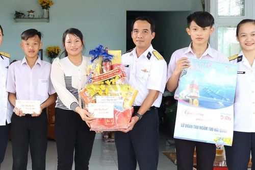 Bộ đội tàu ngầm tri ân cựu chiến binh và gia đình chính sách
