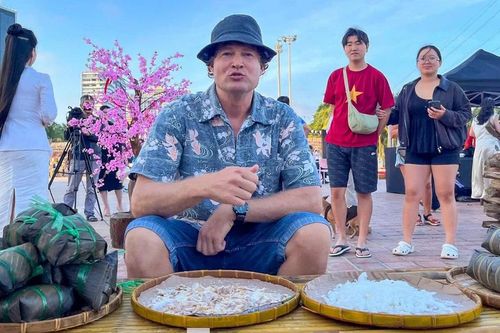 Khách Tây gói bánh chưng, nhảy sạp, đập niêu ở bờ biển Đà Nẵng