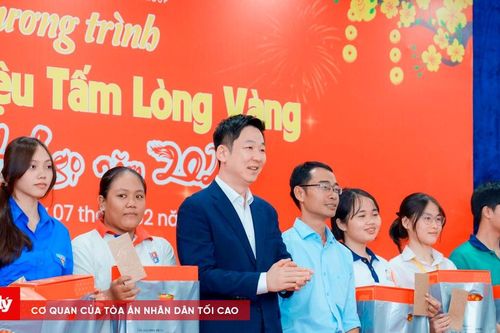 Những sinh viên không về quê ăn Tết