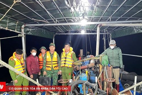 Bắt quả tang tàu cá khai thác sá sùng ở Vân Đồn
