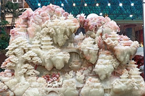 Bức tranh bằng ngọc màu trắng muốt nặng hơn 10 tấn, rao bán gần 4 tỷ đồng