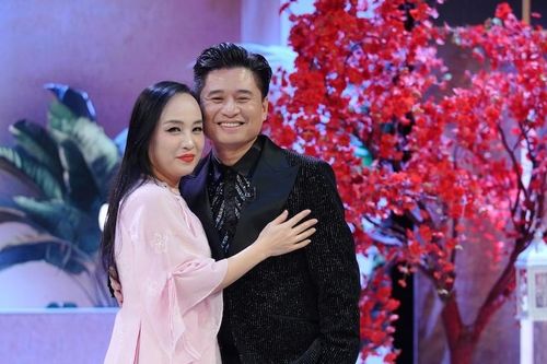 Cặp vợ chồng cùng là NSND và giám đốc nhà hát cực tình trên sóng VTV