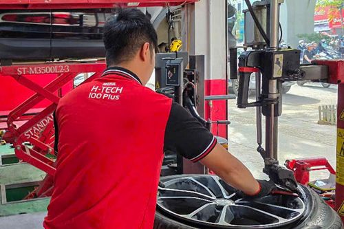 Khuyến cáo từ chủ gara lốp ô tô ở Hà Nội: Hỏng 1 lốp xe thay cả cặp hay không?