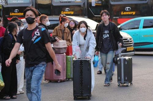 Lỉnh kỉnh đồ đạc, người dân chen chân rời TPHCM về quê đón Tết sớm