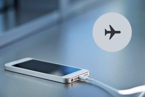 Bật chế độ máy bay có giúp điện thoại sạc nhanh hơn không?