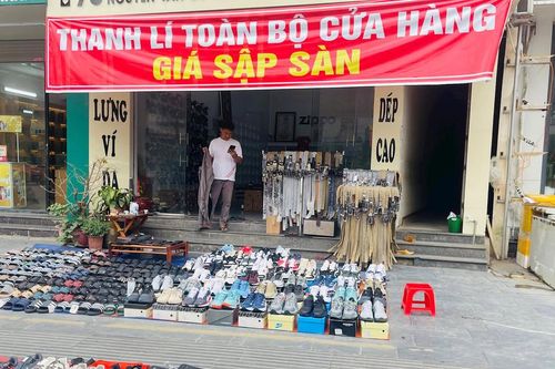 Muôn kiểu xả hàng, giảm giá sốc trên các tuyến phố dịp cận Tết