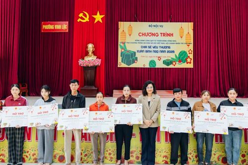 Trao 100 triệu đồng hỗ trợ người dân phường Vinh Lộc khắc phục hậu quả thiên tai