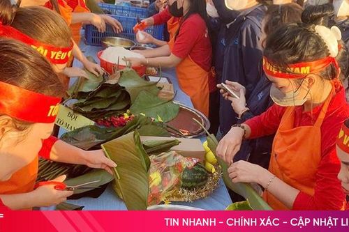 Công nhân Khu kinh tế Vũng Áng thi gói bánh chưng, vui 'Tết sum vầy'