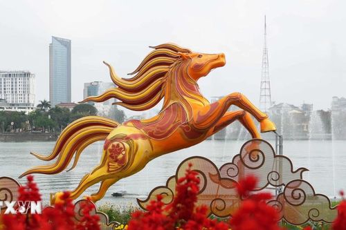 Huế: Linh vật ngựa bên dòng sông Hương hút khách