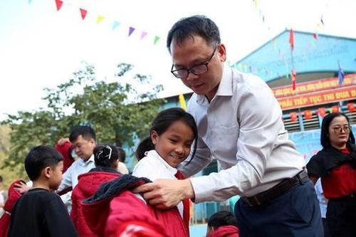 Ngược núi rừng, mang tấm lòng miền xuôi sưởi ấm vùng cao