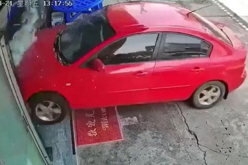 Đạp nhầm chân ga, nữ tài xế lái ô tô lao thẳng vào nhà hàng giữa phố