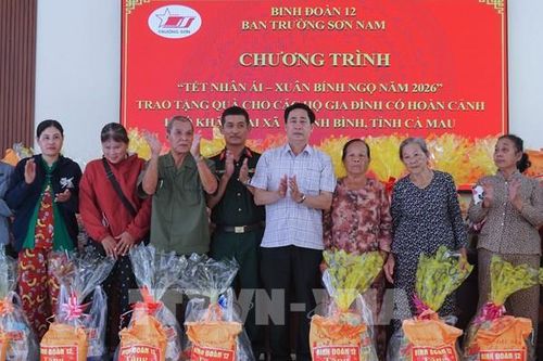 Những phần quà Tết đến sớm với người dân vùng khó Cà Mau