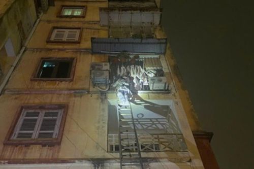 Cháu bé 3 tuổi hoảng loạn vì mắc kẹt trong nhà, nghẹt thở phút giây giải cứu