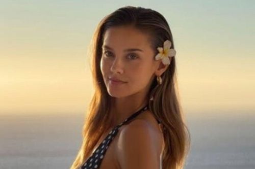 'Nữ thần runway' Nicola Cavanis khoe vóc dáng nóng bỏng với đồ tắm