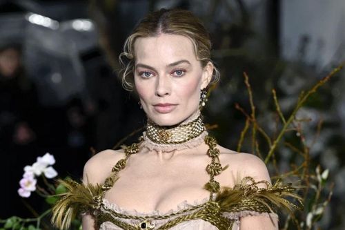 Hành trình của Margot Robbie trên thảm đỏ Đồi Gió Hú