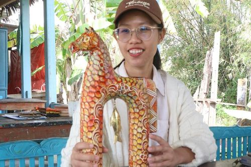 Tái chế củi lũ thành sản phẩm linh vật Xuân Bính Ngọ