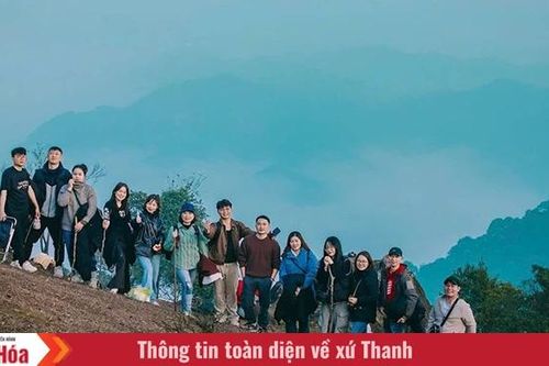 Chạm mây trên đỉnh núi
