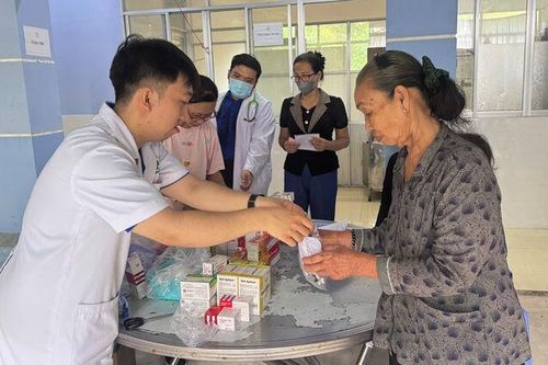 Khám bệnh, cấp thuốc miễn phí cho hơn 150 người dân xã đảo Hòn Nghệ