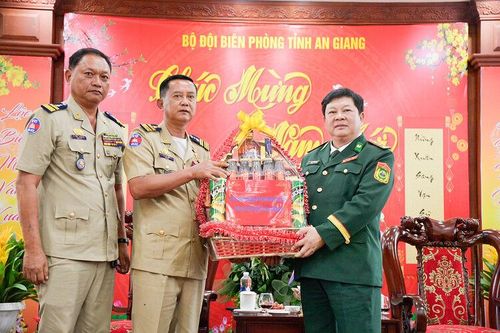 Các lực lượng bảo vệ biên giới vùng biển Campuchia thăm, chúc tết Bộ đội Biên phòng tỉnh An Giang
