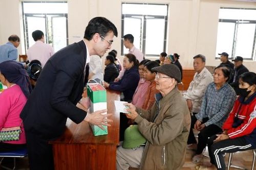 Ngân hàng Chính sách xã hội tặng quà gia đình hoàn cảnh khó khăn tại xã Kiên Lao
