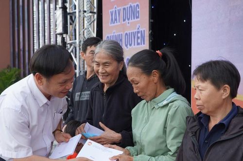 Phường Hội An trao 300 suất quà Tết cho người dân khó khăn