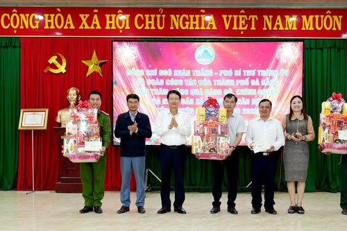 Phó Bí thư Thành ủy Đà Nẵng Ngô Xuân Thắng tặng quà Tết tại xã Avương