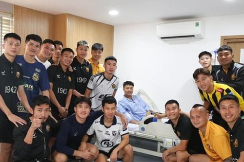 CLB Thanh Hóa thăm hỏi tiền vệ Nguyễn Thái Sơn sau phẫu thuật dây chằng
