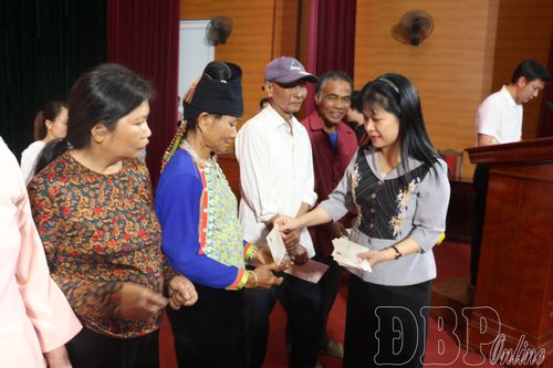 Đoàn đại biểu Quốc hội tỉnh tặng quà tết hộ nghèo, lao động có hoàn cảnh khó khăn