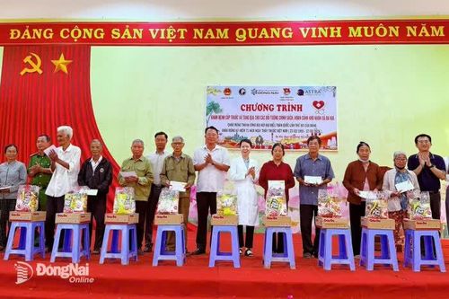 Khám bệnh, phát thuốc, tặng quà cho gia đình chính sách, người dân khó khăn
