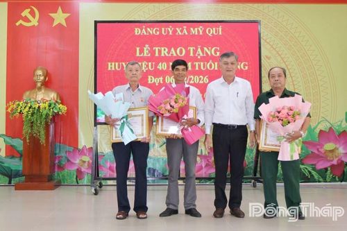 Mỹ Quí: Họp mặt Kỷ niệm 96 năm Ngày thành lập Đảng Cộng sản Việt Nam và trao Huy hiệu 40 năm tuổi Đảng