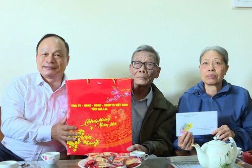 Phó Chủ tịch UBND tỉnh Dương Mah Tiệp thăm, chúc Tết các gia đình có công với cách mạng