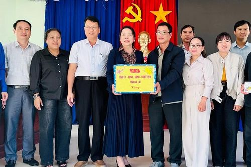 Phó Trưởng đoàn chuyên trách Đoàn ĐBQH tỉnh Lý Tiết Hạnh thăm, chúc Tết tại xã Canh Liên