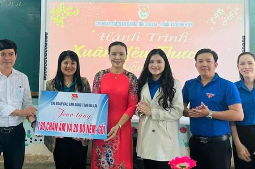 Tặng quà Tết cho học sinh có hoàn cảnh khó khăn tại xã Bình Hiệp
