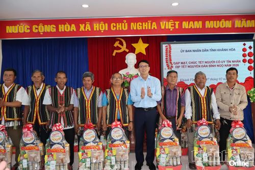 Phó Chủ tịch UBND tỉnh Nguyễn Thanh Hà tặng quà, chúc Tết người có uy tín 5 xã khu vực Khánh Vĩnh