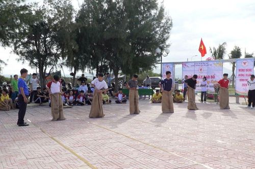Gần 100 vận động viên tham gia Giải nhảy bao bố mừng Đảng, mừng xuân phường Cam Ranh