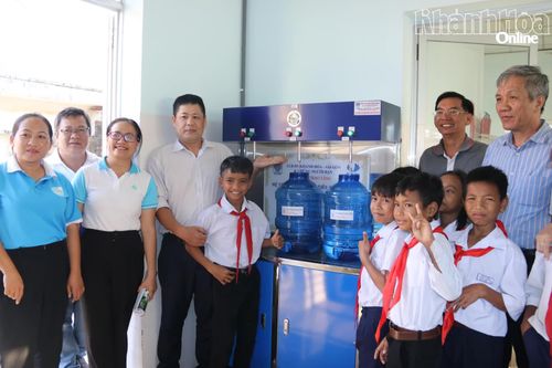 Trao 2 hệ thống lọc nước cho trường học và 100 suất quà cho phụ nữ có hoàn cảnh khó khăn