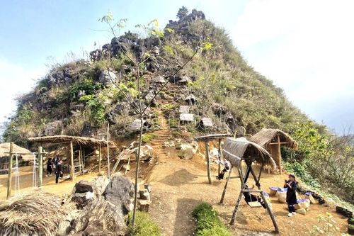 Hấp dẫn núi đá Pờ Sì Ngài